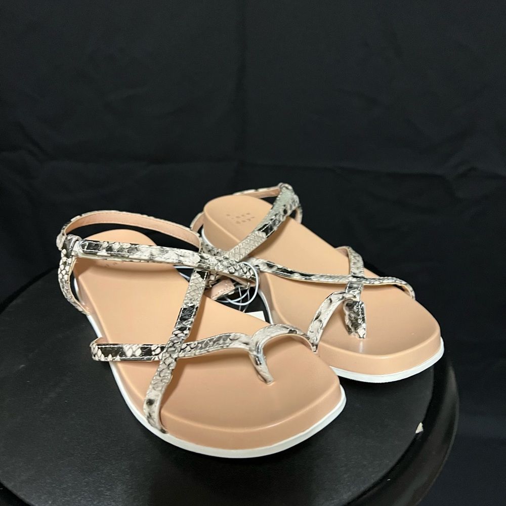Strap sandals